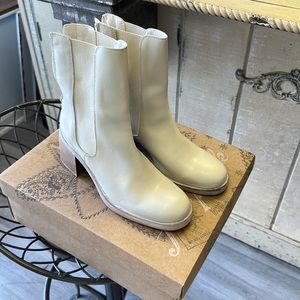 Brand new with tags Free People Essential White Leather Chelsea Boots Sz 37